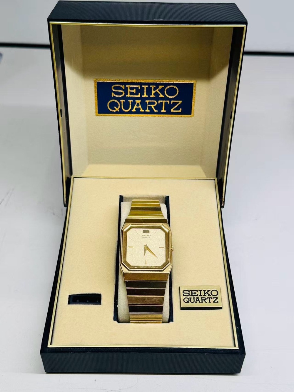 Vintage Seiko Quartz Gold Tone Dress Men Watch 26mm Runs New Battery With box